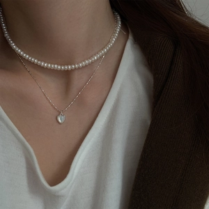 Elegante collana a due strati in argento S925 con pendente a cuore e perle bianche