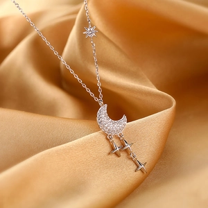 Collier lune et étoiles en argent S925 avec zircons scintillants sur fond de soie