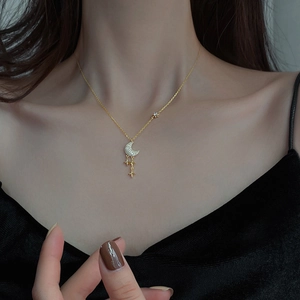 Collier élégant en argent S925 doré avec pendentif lune et étoiles scintillantes