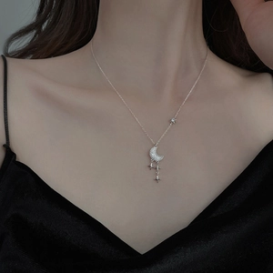 Élégant collier en argent sterling S925 avec pendentifs étoile et lune scintillants sur modèle