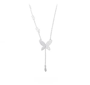 Détail du collier papillon en argent s925 avec aile en zircons et perles blanches