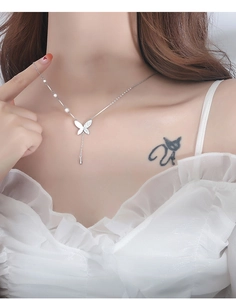 Détail du collier papillon en argent S925 avec zircons, perles et élégant pendentif
