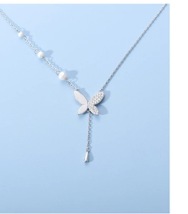 Détail du collier papillon en argent s925 avec zircons et perles élégantes de luxe