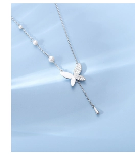 Vue détaillée du pendentif papillon en argent S925 avec perles et pierres de zircon