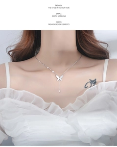 Détail du collier papillon en argent s925 avec zircons et perles élégantes sur modèle