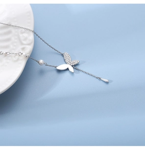 Vue macro détaillée du pendentif papillon en argent S925 avec zircone cubique et perles