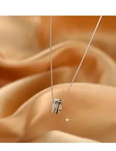 Détail du collier en argent s925 avec pendentif cylindrique à double anneau sur soie