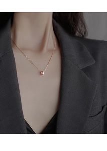 Détail du collier en argent s925 doré rose avec pendentif cylindre sur costume