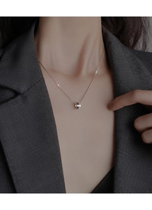 Vue détaillée du collier en argent s925 avec cristaux scintillants micro-incrustés