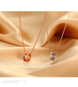 Vue macro détaillée des pendentifs en argent S925 avec zircone sur tissu satiné