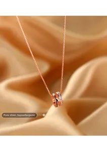 Gros plan du collier double anneau en argent S925 plaqué or rose avec zircons cubiques