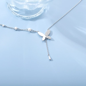 Collier papillon élégant en argent S925 avec zircons scintillants et pampille de perles