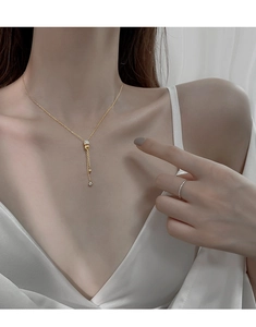Détail du collier pampille en argent s925 doré montrant le design élégant en forme de Y au cou