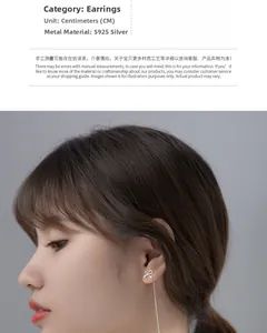 Vue détaillée des boucles d'oreilles nœud en argent S925 avec longs glands sur mannequin