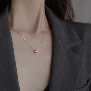 Collier en argent sterling S925 or rose pour femme porté avec un blazer gris