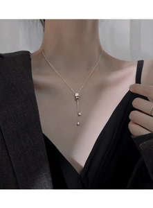 Détail du collier pampille en argent S925 avec zircons porté par un mannequin