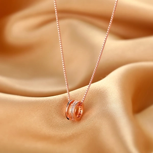Collier élégant en argent S925 or rose avec pendentif entrelacé en cristal sur soie