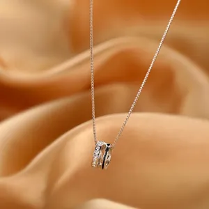 Collier en argent sterling S925 avec pendentif taille serti de cristaux sur fond de soie chic