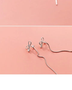 Vue macro de boucles d'oreilles nœud en argent S925 avec pierres de zircone scintillantes