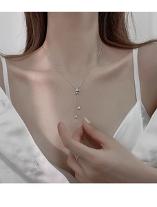 Détail du collier pampille en argent S925 avec oxydes de zirconium sur un mannequin