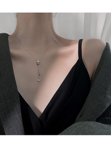 Détail du collier à pampilles en argent S925 avec pendentif cylindre en cristal brillant