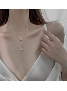 Gros plan du collier à pompons en or 18 carats avec diamants pavés et détails en zircone