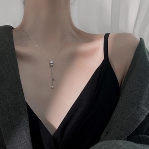Collier pompon en argent S925 avec pendentif cylindre en cristal sur mannequin