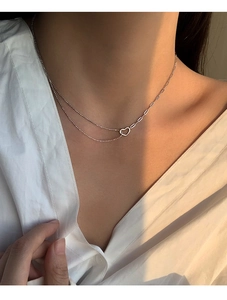 Detail der s925 Silber Herz Halskette mit asymmetrischer Doppelkette am Model