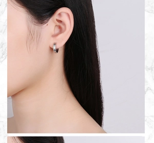 Vue détaillée de boucles d'oreilles géométriques en argent s925 à double couche