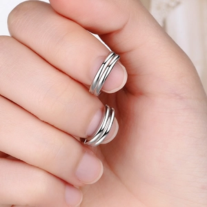 Manchette d'oreille géométrique double couche en argent S925 portée comme une bague