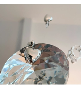 Détail macro de boucles d'oreilles cœur en argent S925 poli sur cristal
