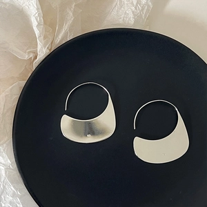 Polished S925 sterling silver irregular semi-circle hoop earrings on black tray
