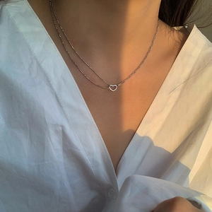 S925 Sterling Silber Halskette zweilagig mit Herzanhänger auf weißem Hemd Modell