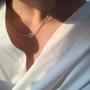 S925 Sterling Silber Herzkette mit asymmetrischem Kettendesign für Damen getragen