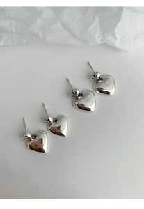 Détail des boucles d'oreilles en argent sterling S925 en forme de cœur poli brillant