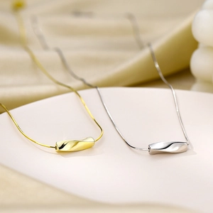 Colliers barres géométriques minimalistes dorés et argentés avec chaînes serpent fines