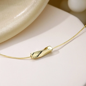 Collier géométrique doré pour femme avec pendentif torsadé élégant et chaîne serpentine