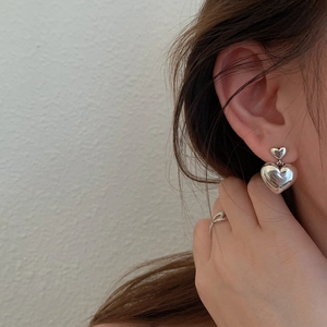 Boucles d'Oreilles Pendantes Double Cœur Poli pour Femmes Elégantes Boucles d'Oreilles en Cuivre Plaqué Argent avec Tige en Argent 925