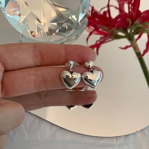 Boucles d'oreilles pendantes double cœur en argent S925 avec finition miroir polie