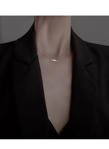 Detail der s925 Silberkette mit geometrischem Anhänger und Zirkonia Steinen am Model