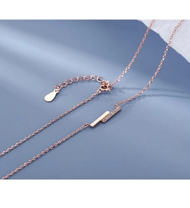Nahaufnahme des roségoldenen geometrischen Anhängers mit Zirkonia-Besatz auf S925-Silberkette