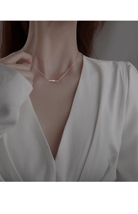 Detail der roségoldenen S925 Sterlingsilber Kette mit Zirkonia-Anhänger an einem Modell