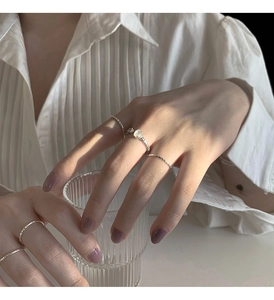 Set di anelli in argento con pietra di luna e fasce metalliche sottili e testurizzate