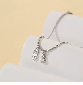 Détail d'un bracelet en argent avec pendentif gourde et gravure de paix chinoise