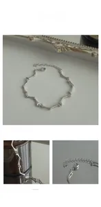 Vue détaillée du bracelet en argent fin avec maillons en os et petit pendentif cœur