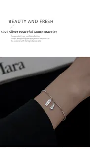 Détail du bracelet en perles d'argent S925 avec breloque gourde et pendentif Ping An au poignet