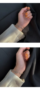 Vue détaillée du bracelet minimaliste en argent ondulé sur un poignet féminin