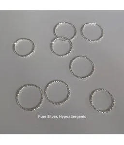 Dettaglio macro di anelli impilabili in argento sterling S925 con finitura lucida