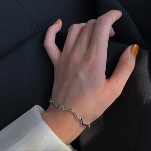 Bracelet argenté minimaliste à maillons ondulés pour femme avec finition polie