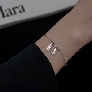 Bracelet en perles argentées avec plaque 'Ping An' et pendentif gourde serti de zircon